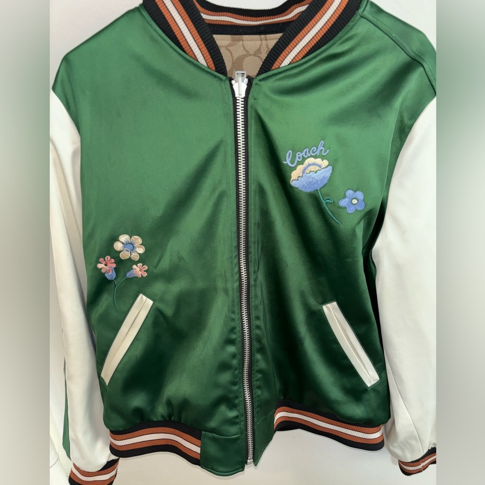 A coach zip up with no hoodie more like a varsity jacket and a beautiful design